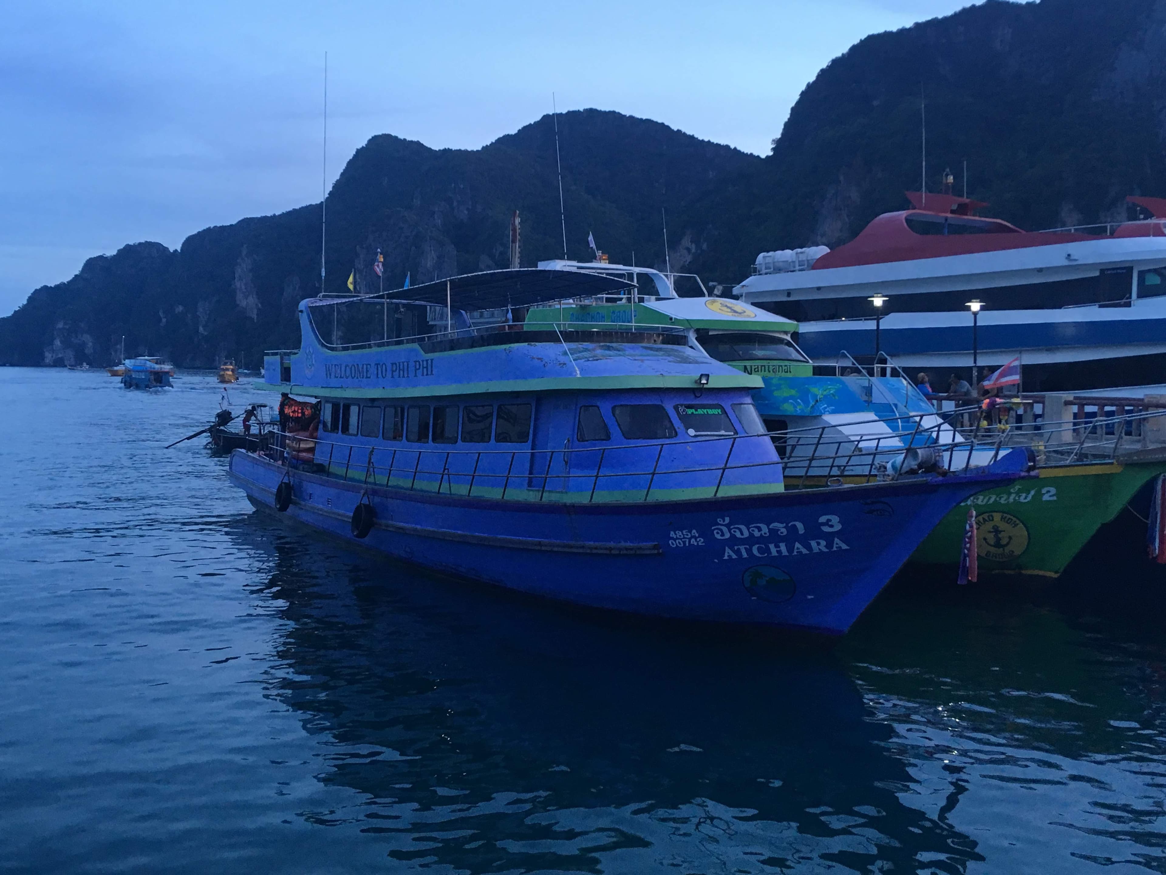 วิธีเดินทางไปเกาะพีพี จากภูเก็ตหรือกระบี่ นั่งเรืออะไรดี