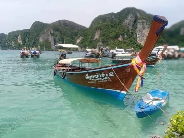 เรือหางยาวจอดกลางน้ำทะเลใส หมู่เกาะพีพี