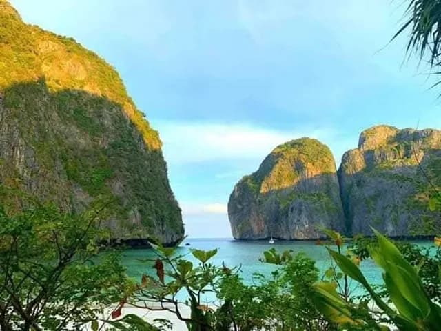 หน้าผาหินปูน อ่าวมาหยา เกาะพีพี