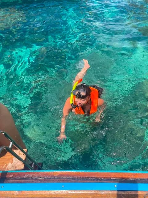 นักท่องเที่ยวดำน้ำตื้นใกล้เรือ